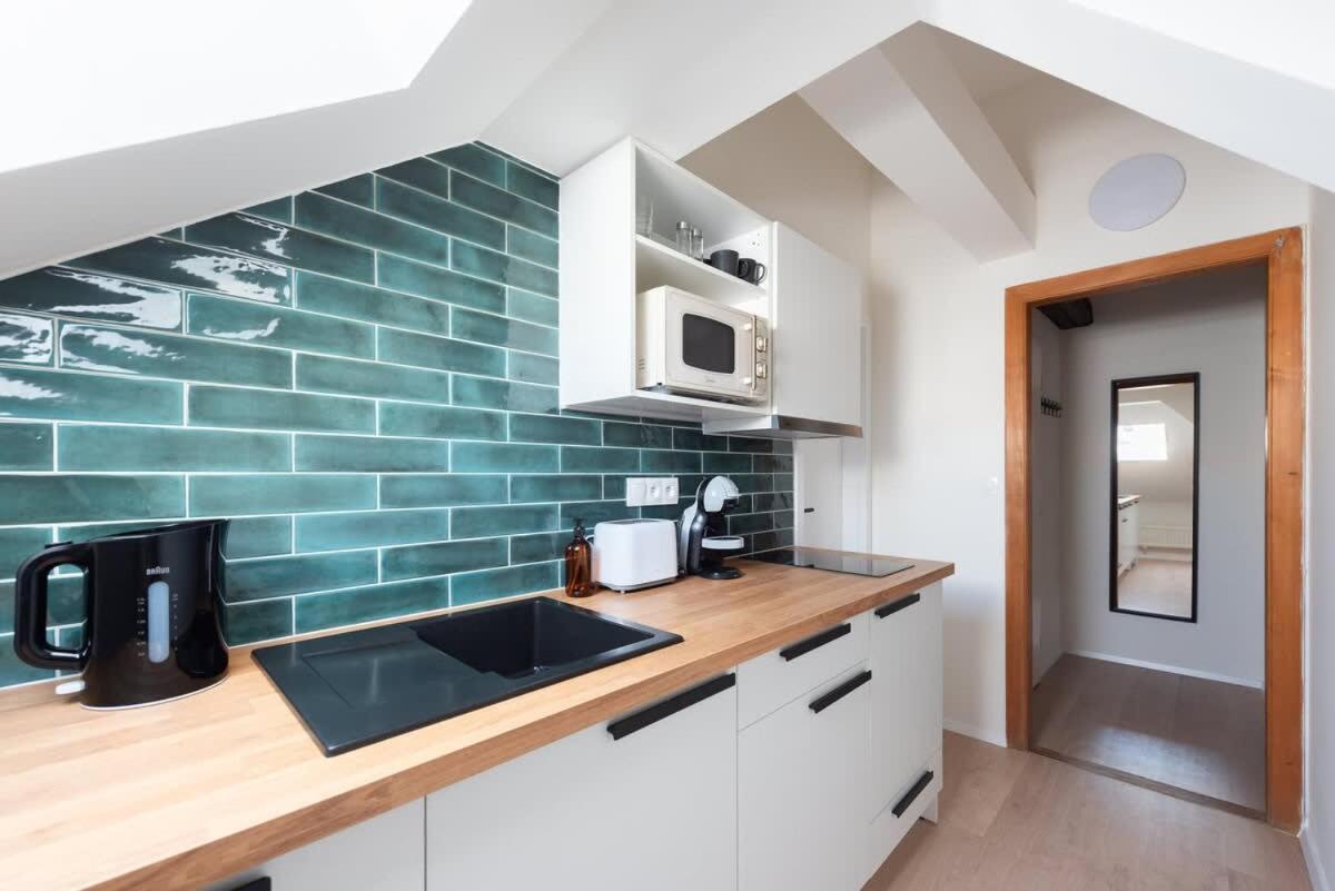 Zesty Family Friendly Elevator Access Old Town Apartment *